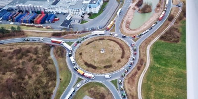 In Neustadt haben am Montagmorgen zahlreiche Landwirte mit ihren Traktoren die Hauptverkehrsadern weitgehend lahmgelegt. (Foto: Flugsportgruppe Neustadt/Maximilian Graf)