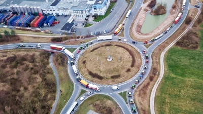 In Neustadt haben am Montagmorgen zahlreiche Landwirte mit ihren Traktoren die Hauptverkehrsadern weitgehend lahmgelegt. (Foto: Flugsportgruppe Neustadt/Maximilian Graf)