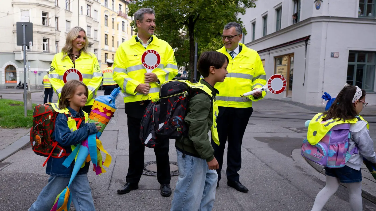 Als Schulweghelfer auf der Straße: Kultusministerin Anna Stolz (Freie Wähler), Ministerpräsident Markus Söder und Staatskanzleiminister Florian Herrmann (beide CSU). (Foto: Sven Hoppe/dpa)