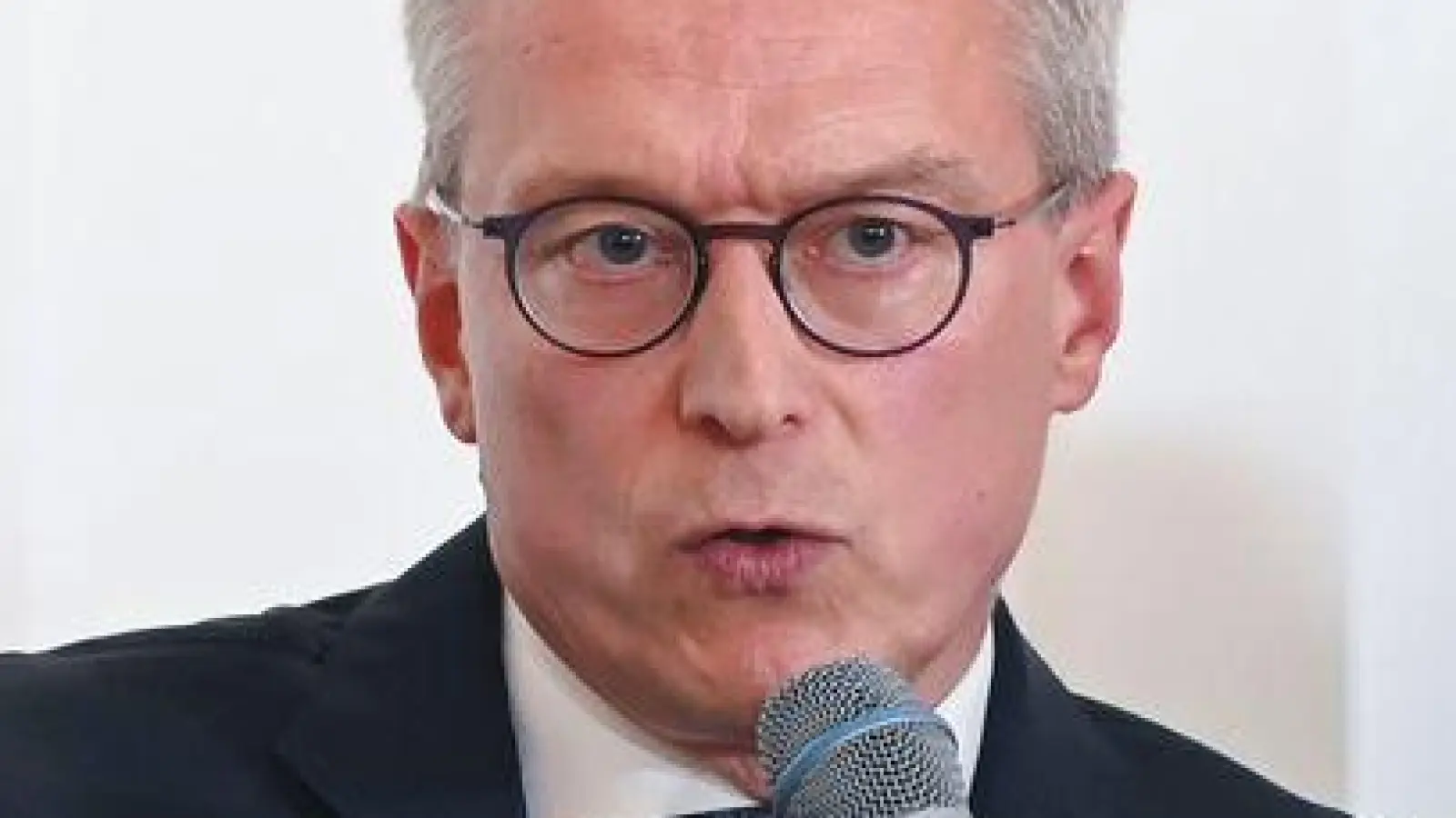 „Deutschland hat über Jahrzehnte bürokratischen Beton angehäuft – jetzt müssen wir ihn konsequent abtragen“, schreibt Digitalminister Wildberger an seine Kabinettskolleginnen und -kollegen. (Archivbild) (Foto: Katharina Kausche/dpa)