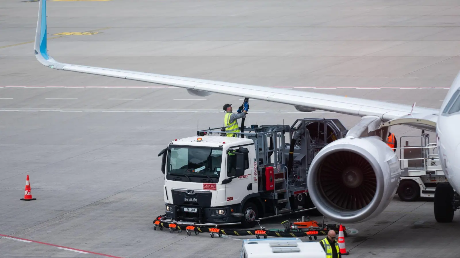 Der Flughafenverband ACI Europe warnt vor einer Kerosin-Knappheit. (Foto: Christophe Gateau/dpa)