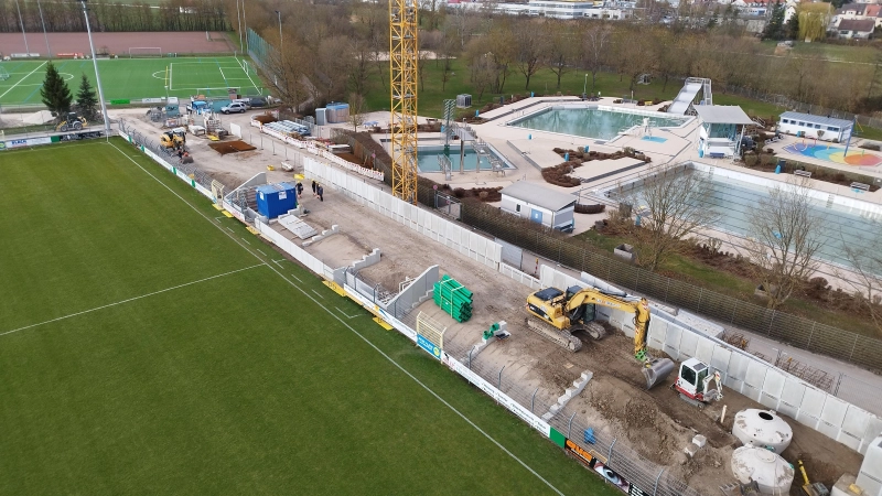 Es geht voran: Die neue Tribüne auf der Gegengeraden nimmt mehr und mehr Form an. Auf dem Dach werden PV-Module künftig Strom erzeugen, der im angrenzenden Aquella verbraucht wird. (Foto: Robert Maurer)