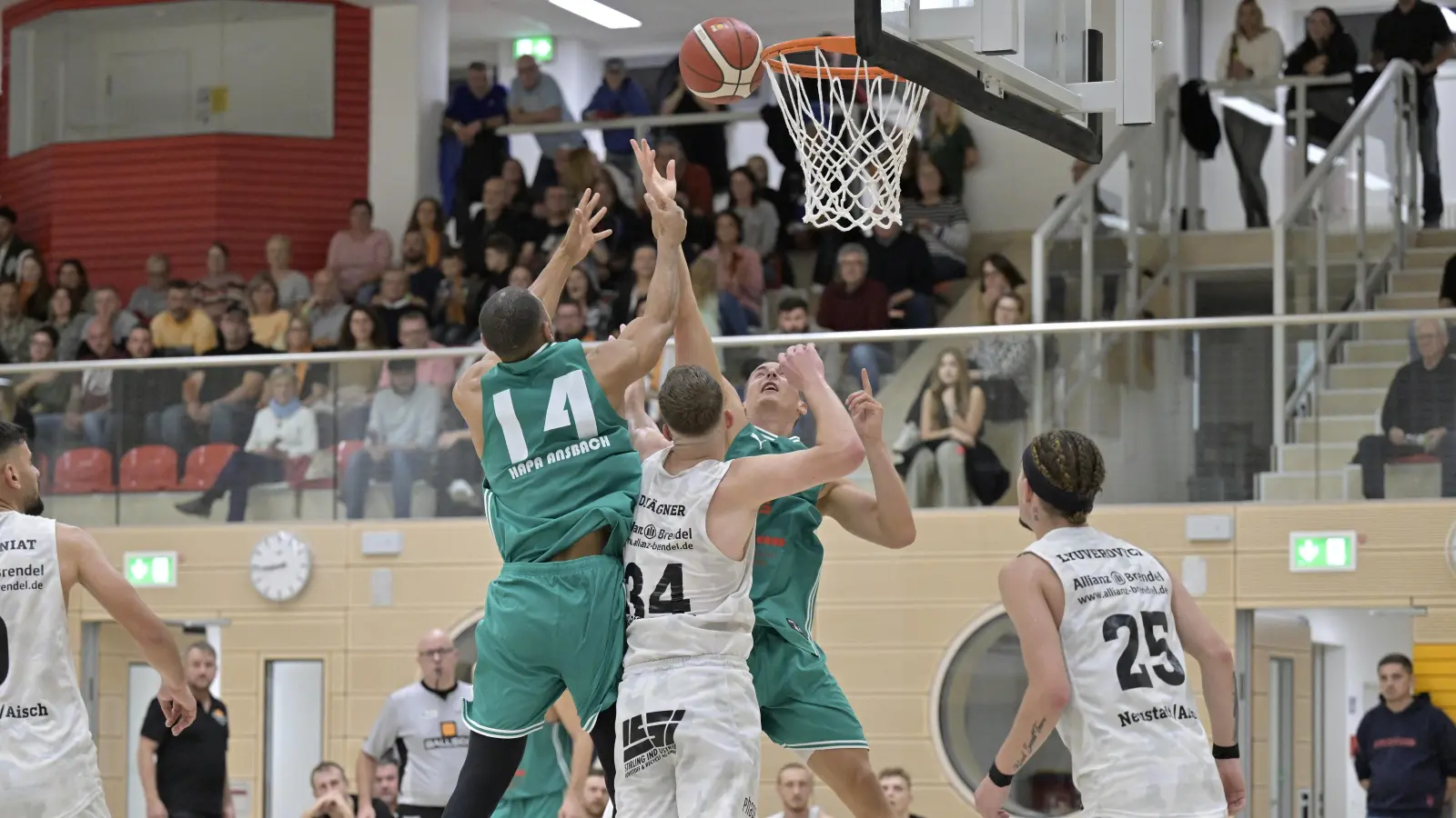 In der 1. Basketball-Regionalliga Südost trafen erstmals der TTV onlineprinters Neustadt (in Weiß) und hapa Ansbach (in Grün) zum großen Derby aufeinander. Ansbach siegte in Neustadt mit 83:71. Hier gehen (von links) Paul Nzeocha, Danny Wägner und David Kurpiela zum Ball. (Foto: Martin Rügner)