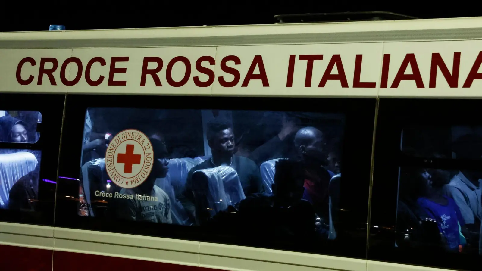 Gerettete Menschen sitzen in einem Bus, nachdem sie auf Lampedusa von einem Boot gestiegen sind. (Foto: Cecilia Fabiano/LaPresse via AP/dpa)