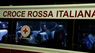 Gerettete Menschen sitzen in einem Bus, nachdem sie auf Lampedusa von einem Boot gestiegen sind. (Foto: Cecilia Fabiano/LaPresse via AP/dpa)