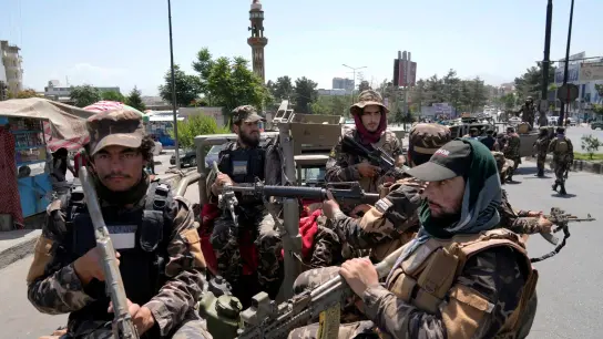 Taliban-Kämpfer halten Wache am Ort einer Explosion. (Foto: Ebrahim Noroozi/AP/dpa)