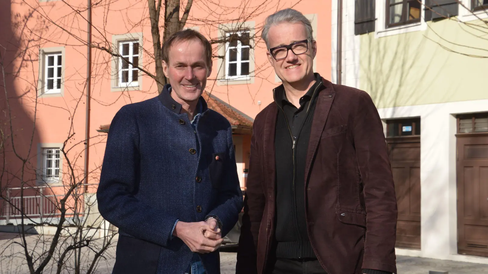 OB Dr. Christoph Hammer (links) und Bürgermeister Patrick Ruh sind sich einig: Die Betreuung geflüchteter Menschen muss besser werden. (Foto: Peter Tippl)