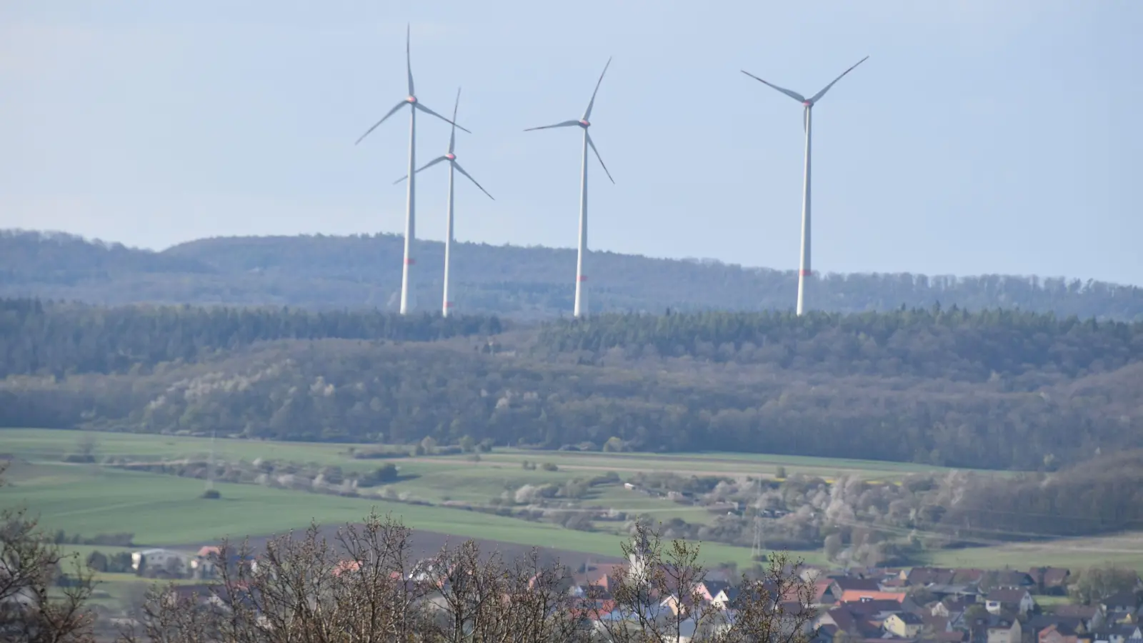 Windkraftanlagen mit Bürgerbeteiligung wie hier am Enzlarer Berg gibt es im Landkreis Neustadt/Aisch-Bad Windsheim schon etliche. Nun erwägt auch der Landkreis, sich an solchen Projekten zu beteiligen&nbsp;– und möglichst davon auch finanziell zu profitieren.  (Archivbild: Andreas Reum)
