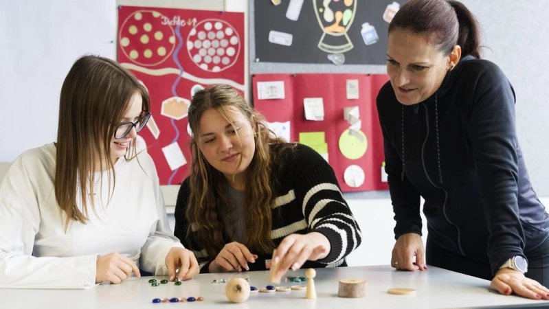 Alea Klöppel, Ronja Wieser und Melanie Scheibenberger (Klassenleiterin) (von links) sind begeistert, dass der Schulversuch weitergeht. (Foto: Tobias Völker)