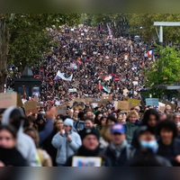 Die Polizei betrachtet auch die Demonstrationen in Frankreich, wie etwa hier in Paris. (Symbolbild) (Foto: Marcus Golejewski/dpa)