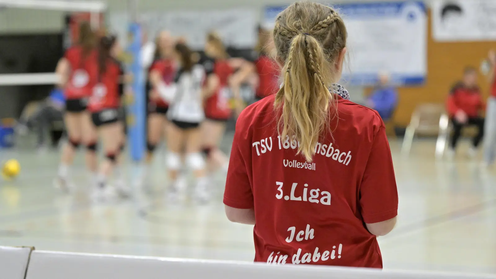 Sie ist dabei in Liga drei: Auf den T-Shirts der Ballmädchen ist Ansbach schon aufgestiegen. (Foto: Martin Rügner)