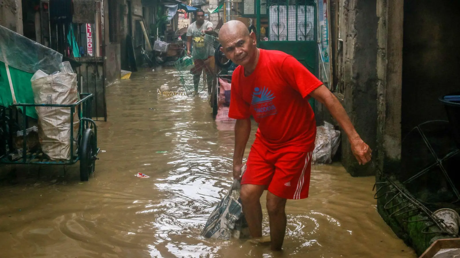 Opfer des Super-Taifuns Noru auf den  Philippinen reinigen ihre Häuser nach den starken Regenfällen. (Foto: Ryan Eduard Benaid/SOPA Images via ZUMA Press Wire/dpa)