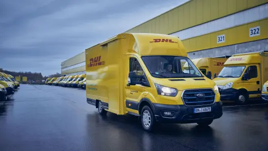 Ein Mitarbeiter fährt einen elektrischen Lieferwagen: Die Deutsche Post hat bei Ford gut 2000 Elektro-Transporter bestellt, um den CO2-Ausstoß ihrer Fahrzeugflotte zu senken. (Foto: Ford/dpa)