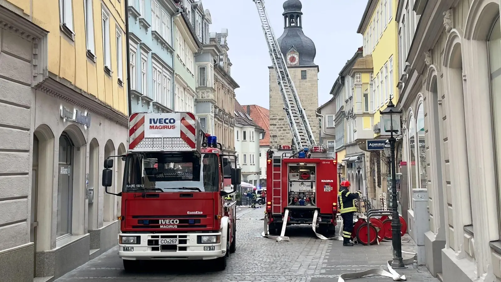 Die Einsatzkräfte konnten den Brand im Dachgeschoss löschen. (Foto: Daniel Vogl/dpa)
