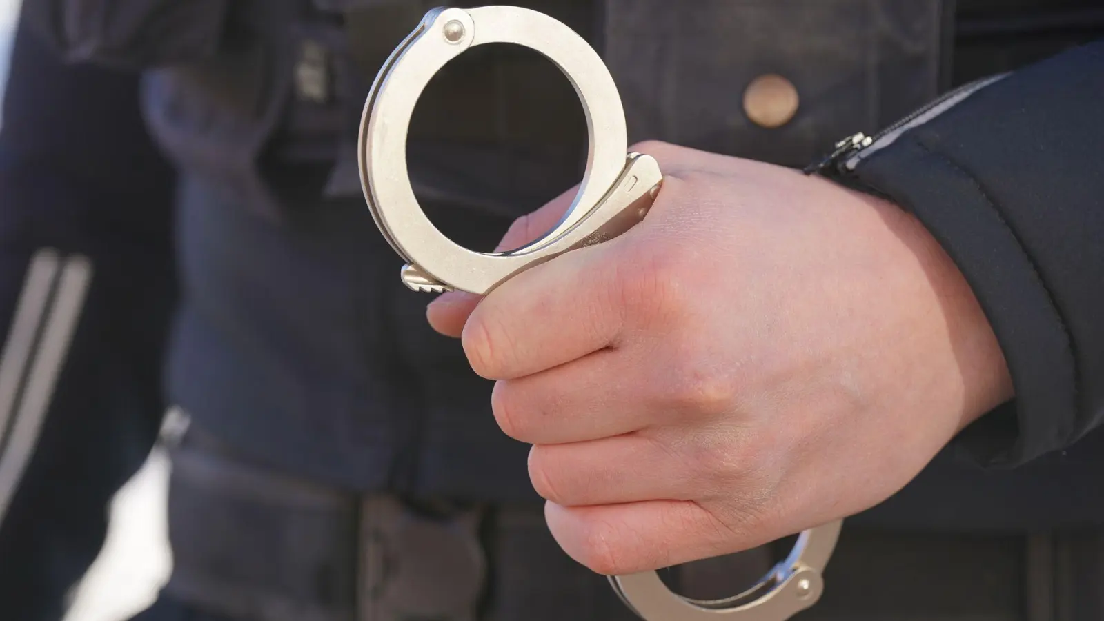 Weil ein 33-jähriger Mann nach einem Einsatz in Scheinfeld eine Gefahr darstellte, fesselte ihn die Neustädter Polizei zur Sicherheit. (Symbolbild: Marcus Brandt/dpa)