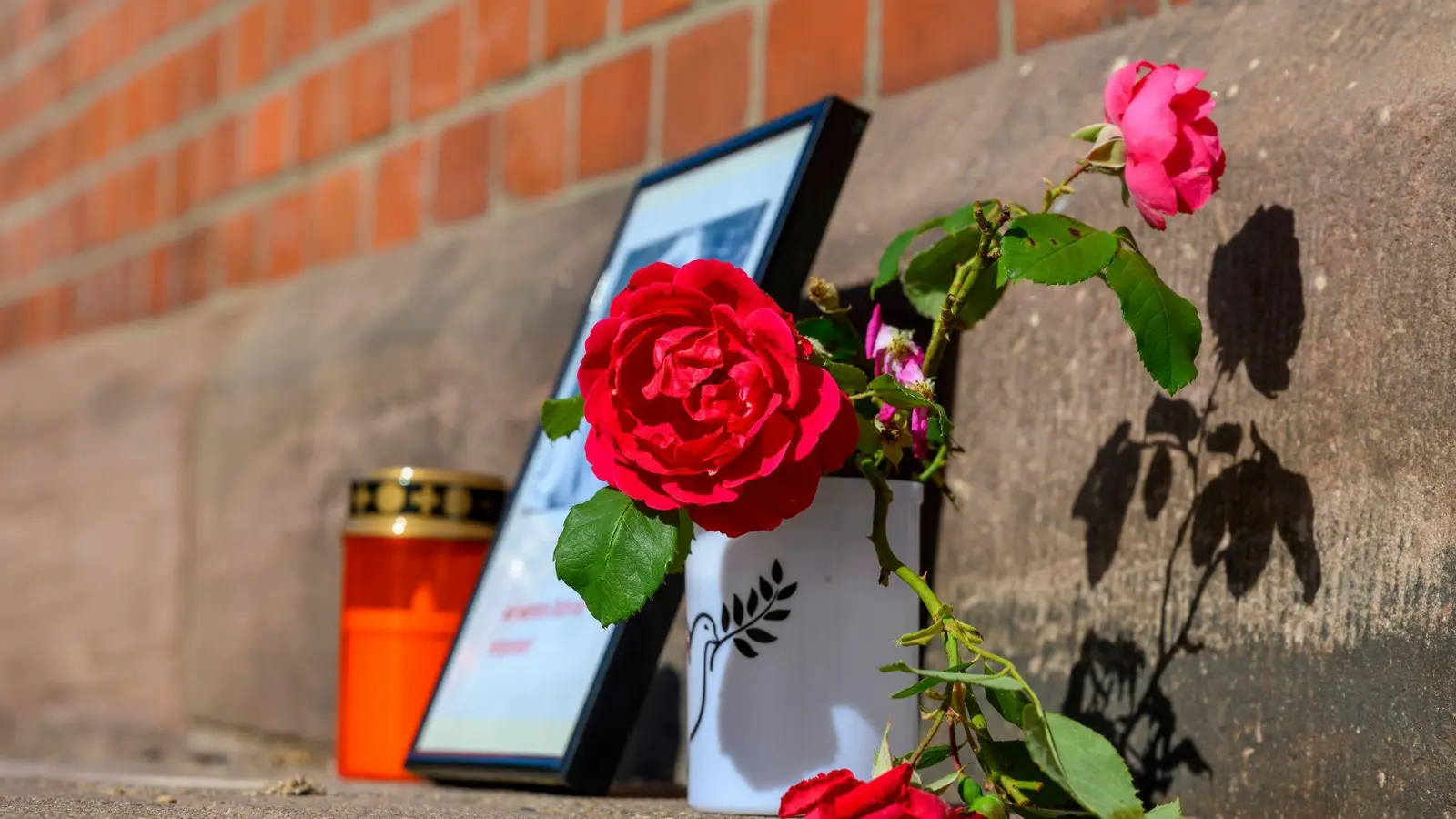 Nach dem Tod einer 16-Jährigen am Bahnhof Friedland steht ein Iraker unter dringenden Verdacht. Bundesinnenminister Drobrindt (CSU) sieht Versäumnisse der Behörden. (Archivbild)  (Foto: Swen Pförtner/dpa)
