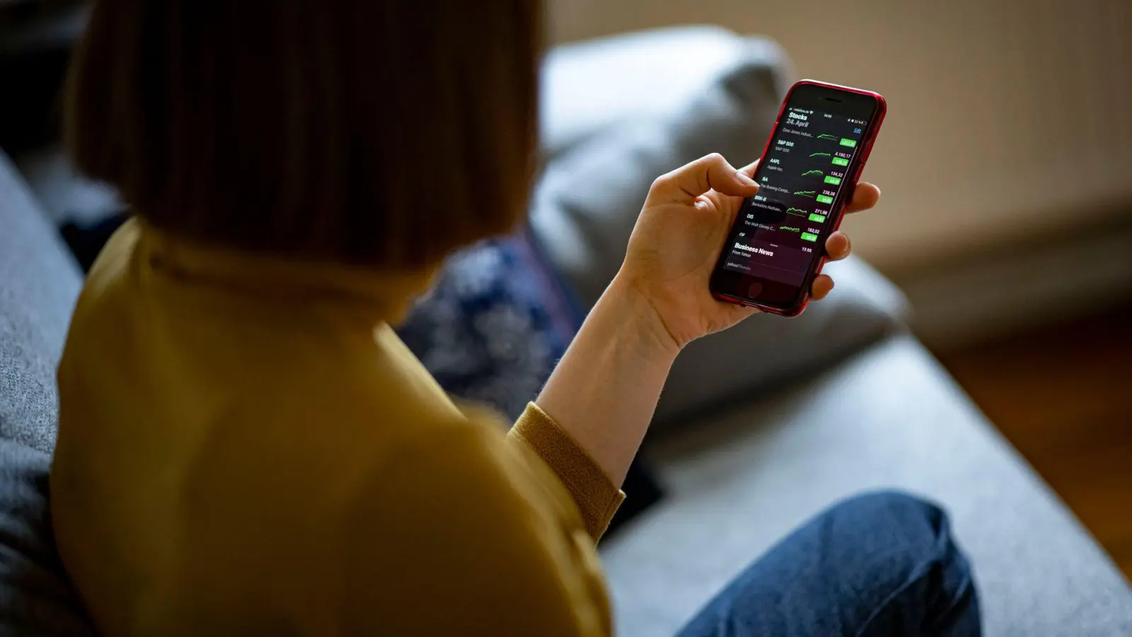 Von Aktien ihres arbeitgebenden Unternehmens können Beschäftigte profitieren. (Foto: Fabian Sommer/dpa/dpa-tmn)