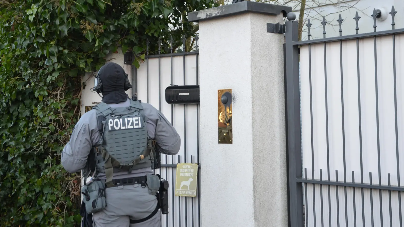 Polizisten in voller Einsatzmontur umgaben während der laufenden Razzia das Gebäude in Neustadt. (Foto: Christa Frühwald)