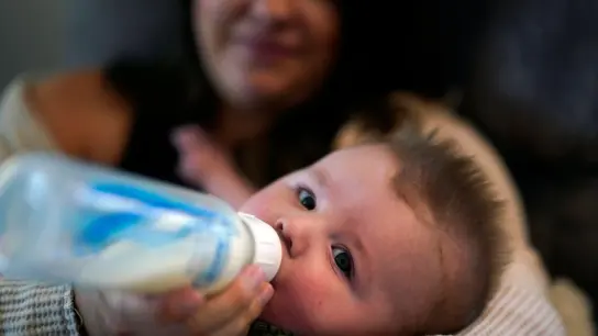 Ashley Maddox füttert ihren fünf Monate alten Sohn Cole mit Säuglingsnahrung, die sie über eine Facebook-Gruppe für Mütter in Not gekauft hat. Wegen dramatischer Engpässe hat sich nun US-Präsident Biden eingeschaltet. (Foto: Gregory Bull/AP/dpa)