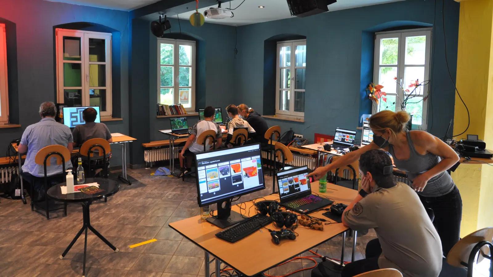 Auch Computerzubehör, wie auf diesem Archivfoto im Neustädter Jugendzentrum Lazarett zu sehen, oder für viele zugängliche Playstation-Konsolen könnten sich die Jugendlichen mit ihrem künftigen eigenen „Kinder- und Jugendhaushalt“ theoretisch finanzieren lassen. (Archivfoto: Jonas Volland)