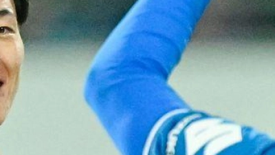 Torschützen unter sich: Hiroki Akiyama (l) und Luca Marseiler. (Foto: Uwe Anspach/dpa)