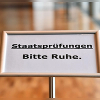 Die CSU ist offen für einen integrierten Jura-Bachelor (Symbol).  (Foto: Martin Schutt/dpa-Zentralbild/dpa)
