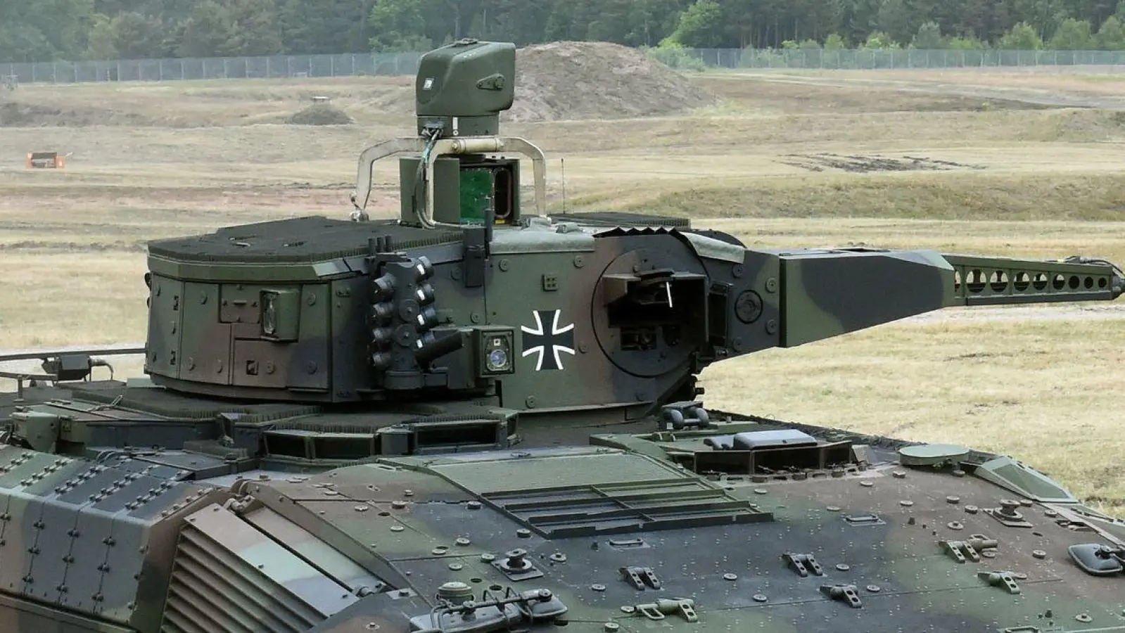 Ein Schützenpanzer vom Typ Puma auf dem Erprobungsgelände des Unternehmens Rheinmetall in der Lüneburger Heide. (Foto: Holger Hollemann/dpa)