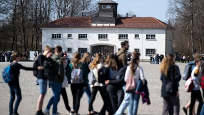 Eine Schulklasse besucht die Gedenkstätte des Konzentrationslagers Dachau. (Foto: Sven Hoppe/dpa)