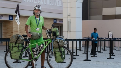 Der Umweltschützer Michael Evertz ist mit dem Fahrrad von Berlin nach Dubai gereist. (Foto: Hannes P. Albert/dpa)