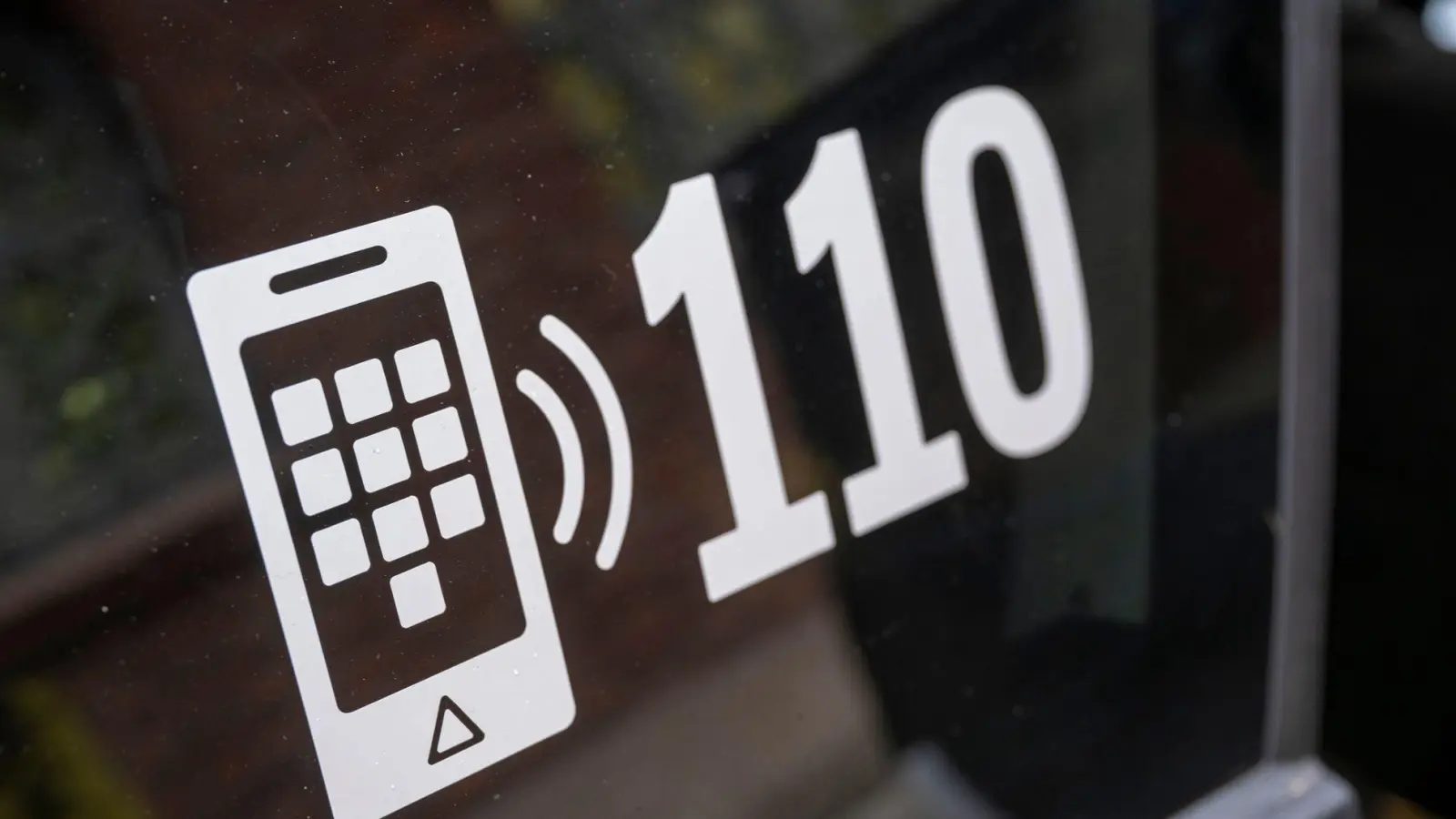 Die Freundin des Mannes wählte den Notruf. (Symbolbild) (Foto: Peter Kneffel/dpa)