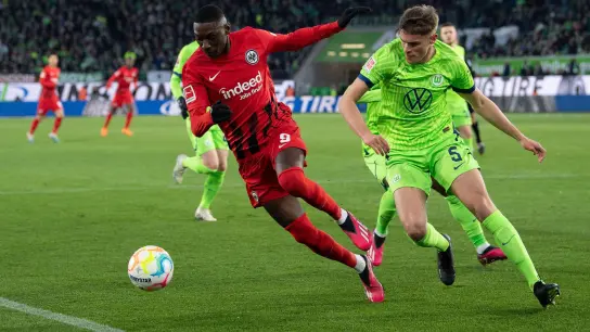Frankfurts Randal Kolo Muani (l) im Duell gegen Wolfsburgs Micky van de Ven. (Foto: Swen Pförtner/dpa)