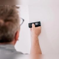 Sachverständige hinzuziehen: Eine professionelle Vermessung der Wohnung schafft Klarheit und dient als Grundlage für Verhandlungen mit dem Vermieter. (Foto: Zacharie Scheurer/dpa-tmn)