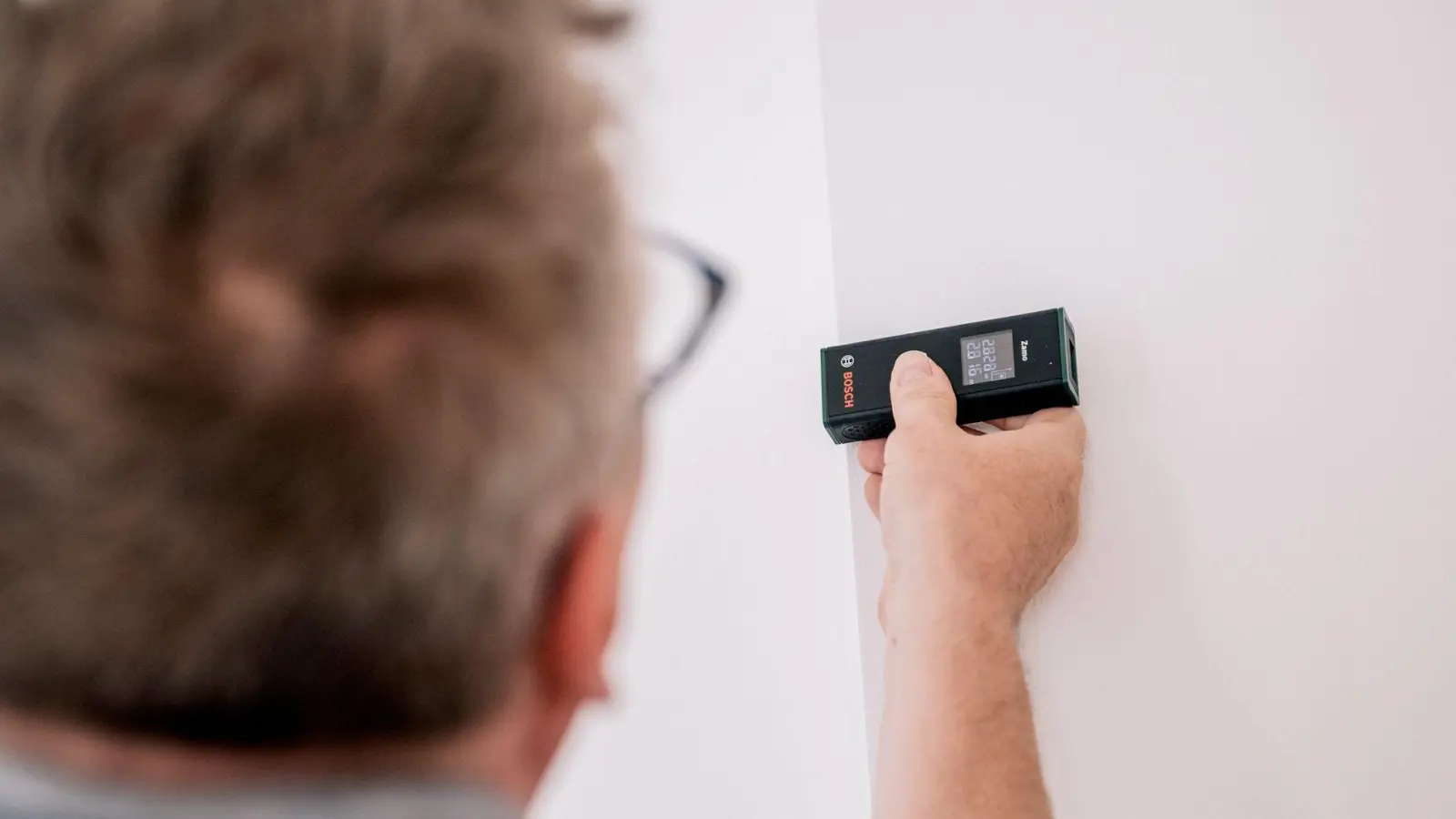 Sachverständige hinzuziehen: Eine professionelle Vermessung der Wohnung schafft Klarheit und dient als Grundlage für Verhandlungen mit dem Vermieter. (Foto: Zacharie Scheurer/dpa-tmn)