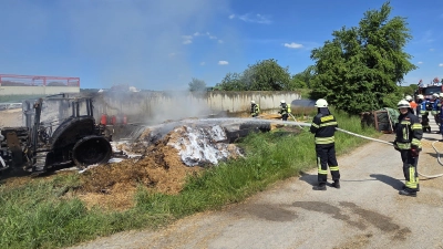 An der Stelle, an der vor wenigen Tagen ein Traktor ausbrannte, fing nun wieder ein Strohballen in Oberhöchstheim Feuer. Die Feuerwehr konnte den Brand löschen. (Foto: Rainer Weiskirchen)