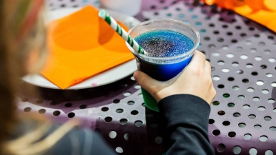 Vielen Slush-Eis-Getränken wird Glycerin zugesetzt, um es geschmeidiger zu machen. Das kann in höheren Mengen aber zu Kopfschmerzen, Übelkeit und Benommenheit führen. (Foto: Christoph Soeder/dpa/dpa-tmn)