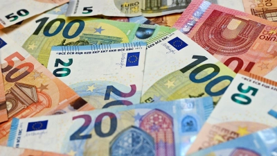 Eurobanknoten liegen auf einem Tisch. (Foto: Patrick Pleul/dpa-Zentralbild/dpa/Illustration)