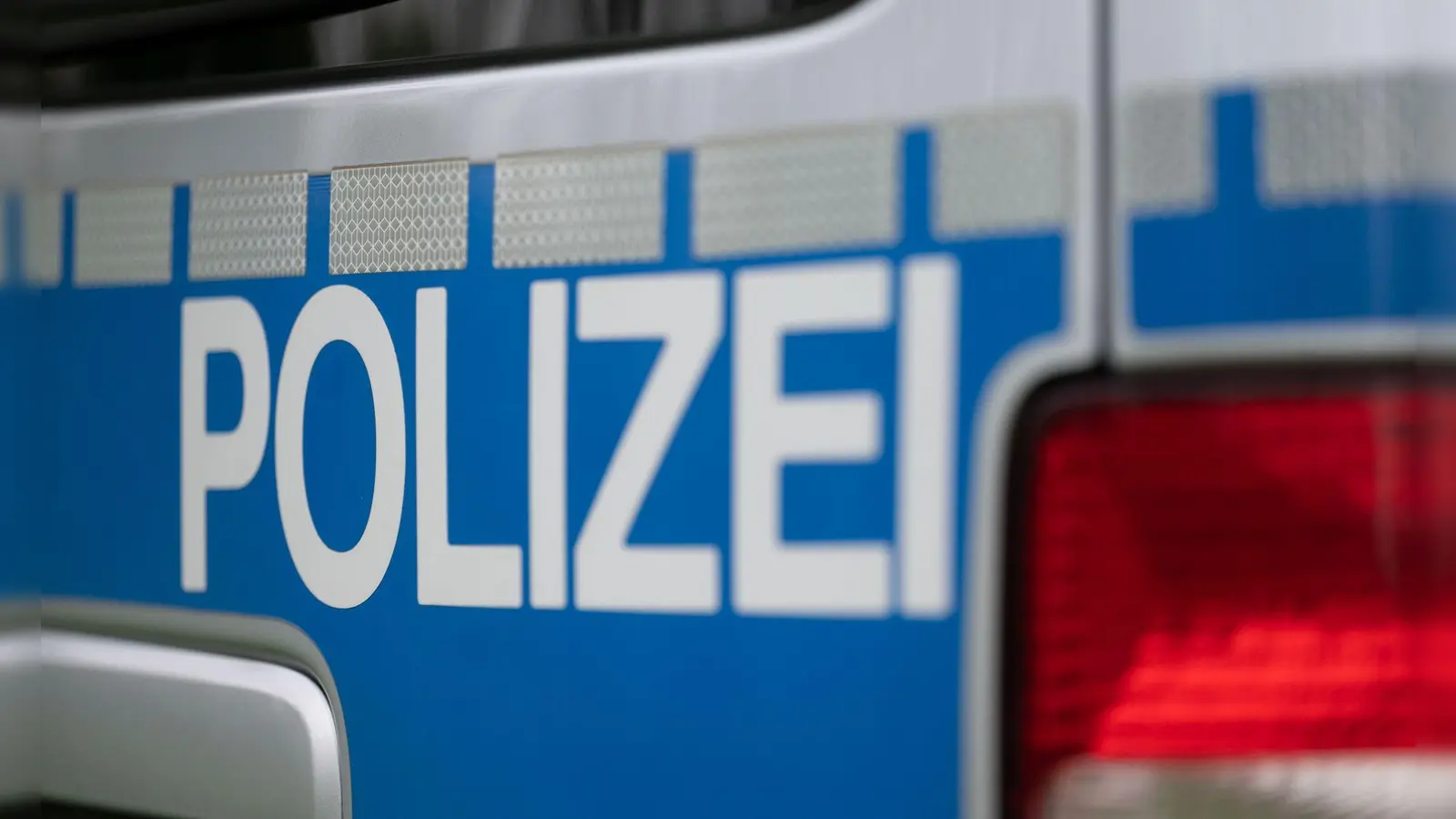 Nach einer Körperverletzung im Ansbacher Bahnhof sucht die Polizei den Täter.  (Symbolbild: Marijan Murat/dpa)