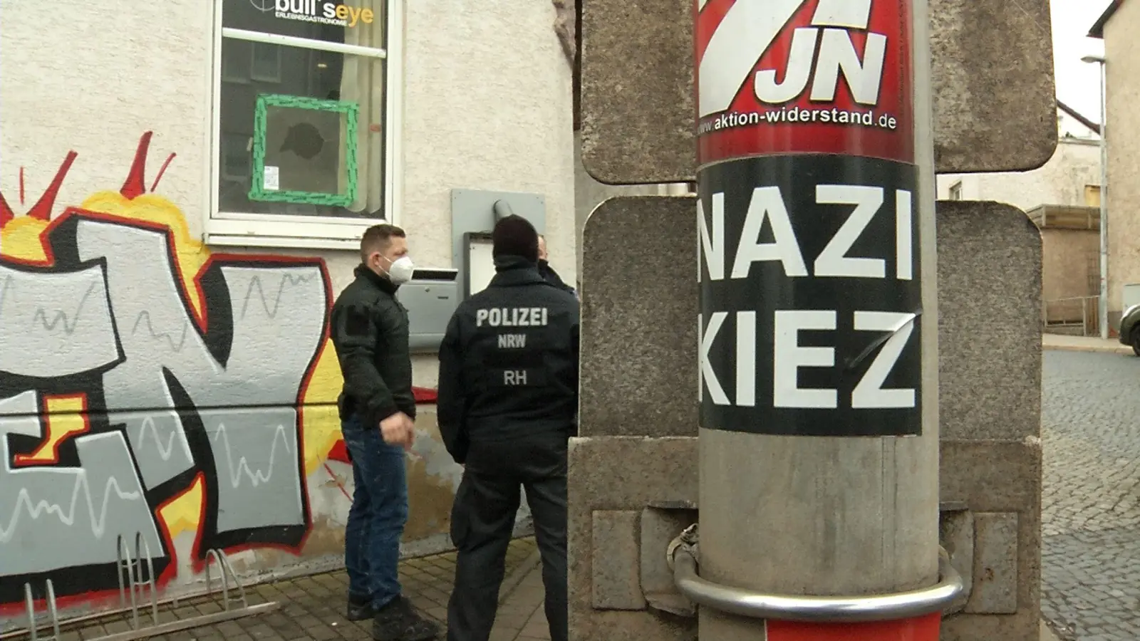 An einem Pfahl in Eisenach ist Anfang April 2022 ein Aufkleber mit der Aufschrift „Nazi Kiez“ zu sehen. Ermittler gingen damals gegen mutmaßliche Rechtsextremisten vor. (Foto: Martin Wichmann TV/dpa)