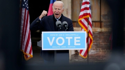 Joe Biden spricht bei einer Drive-in-Kundgebung für die demokratischen Kandidaten des US-Senats in Georgia, Warnock und Ossoff. (Foto: Patrick Semansky/AP/dpa)