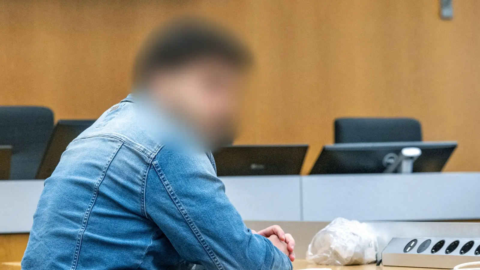 Ein Vater soll versucht haben, seine Tochter mit Mäusegift zu töten, um keine Unterhaltszahlungen leisten zu müssen. Der Mann ist wegen Mordversuchs angeklagt. (Archivbild) (Foto: Armin Weigel/dpa)