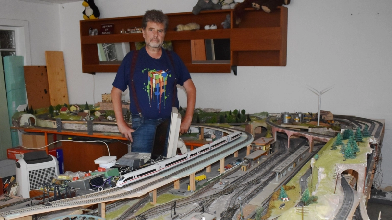 Udo Ramming ist begeisterter Sammler von Modelleisenbahnen. In jeder Etage des Hauses stößt man auf Zeugen seiner Leidenschaft. (Foto: Ute Niephaus )