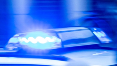 Ein Wagen des Technischen Hilfswerks stößt mitten im Einsatz mit einem Auto zusammen. (Symbolbild) (Foto: Jens Büttner/dpa)