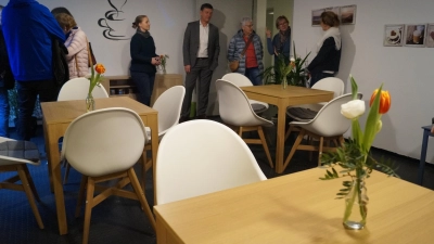 Das ehrenamtliche Team der neuen „KleidBar“ schaute sich zusammen mit Caritas-Geschäftsführer Andreas Schilling (Vierter von rechts) in den neuen Räumen um. Am 3. April öffnet das Café für Besucher. (Foto: Nicole Gunkel)