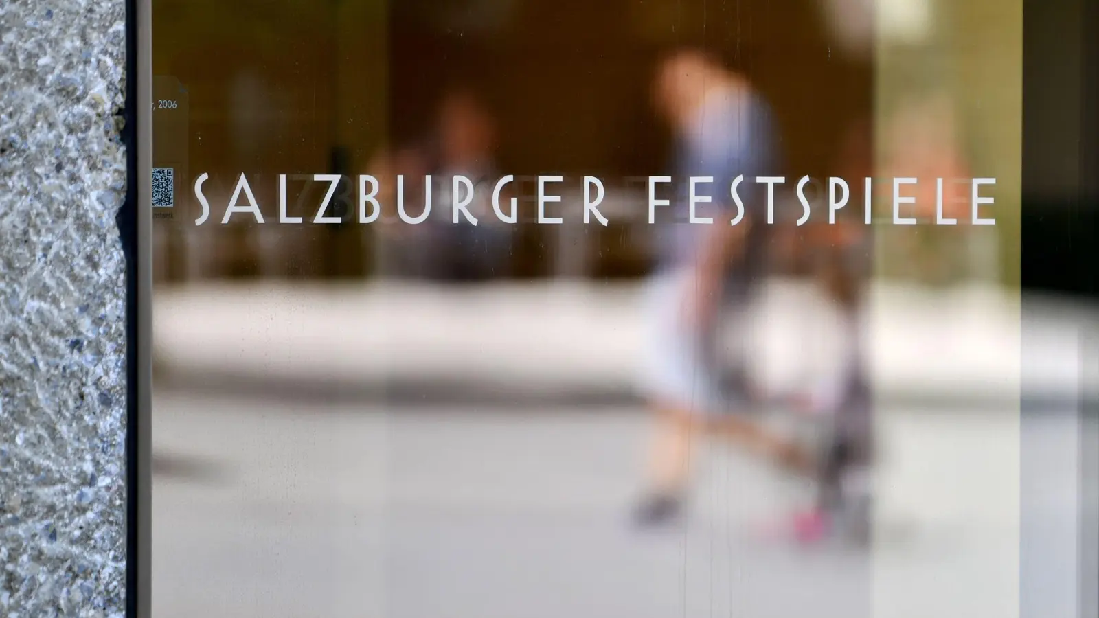 Der Schriftzug der Salzburger Festspiele an einer Eingangstür. (Foto: Barbara Gindl/apa/dpa)