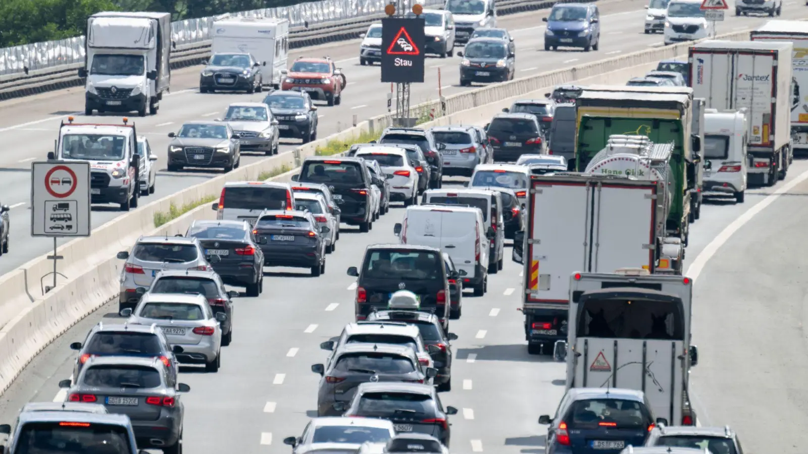 Der ADAC kritisiert die vom Bundesverkehrsministerium genannten Finanzlücken für Autobahnen und Bundesstraßen. (Symbolbild) (Foto: Pia Bayer/dpa)