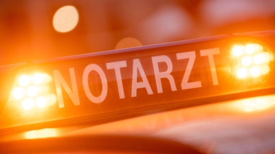 Ein Notarzt bestätigte, dass für den 18-Jährigen, der sich in den Hals geschossen hatte, keine Lebensgefahr bestand. (Symbolbild: Lino Mirgeler/dpa)