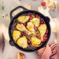 Das Rezept zum Gericht „Hähnchen in Balsamico-Kirsch-Soße“ stammt aus dem Kochbuch „Rezepte aus dem Cottage Garden“ von Annalena Bokmeier.  (Foto: Annalena Bokmeier/Hölker Verlag/dpa-tmn)