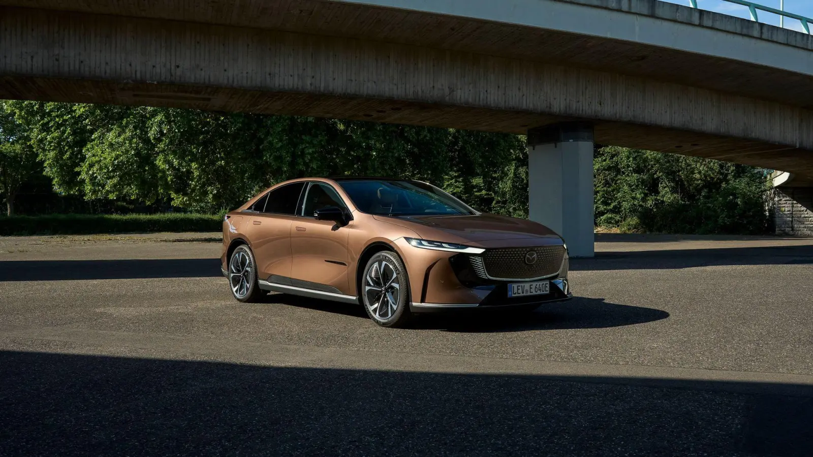 Klassische Eleganz statt Raumschiff-Design: Der Mazda 6e hebt sich optisch von der Konkurrenz ab. (Foto: Mazda/dpa-tmn)