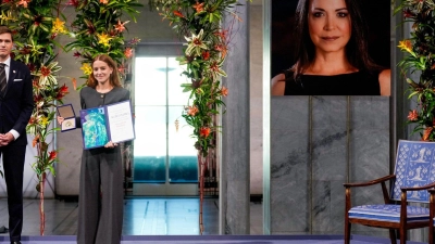 Tochter von Maria Corina Machado nimmt Friedensnobelpreis für ihre Mutter in Oslo entgegen (Foto: Ole Berg-Rusten/NTB Scanpix Pool/AP/dpa)