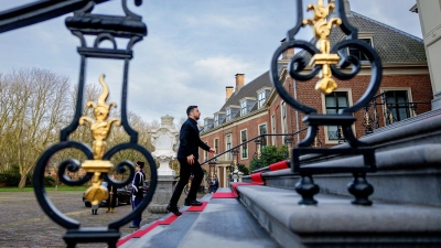 Selenskyj schreitet die königlichen Treppen hoch (Foto: Robin van Lonkhuijsen/ANP Pool via AP/dpa)